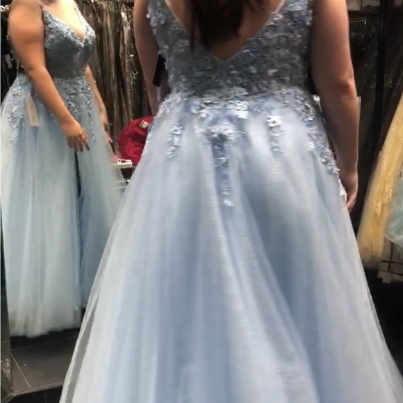 Stunning Ellie Wilde formal gown. - Picture 6 of 13